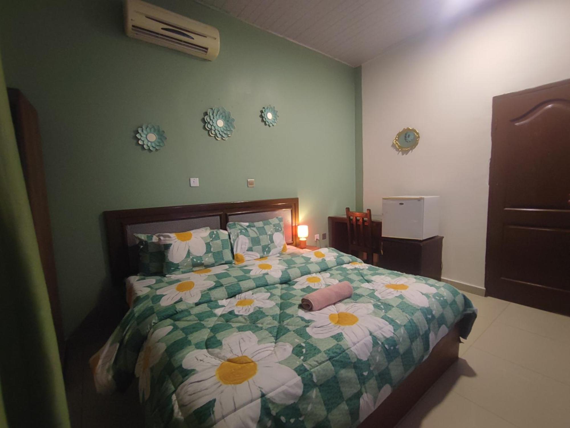 Ellisa Hospitality And Spa Hotel Accra Exterior photo